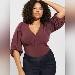 New Torrid Studio Knit 3/4 Sleeve Shirred Sassafras plum V-neck Top Size 2